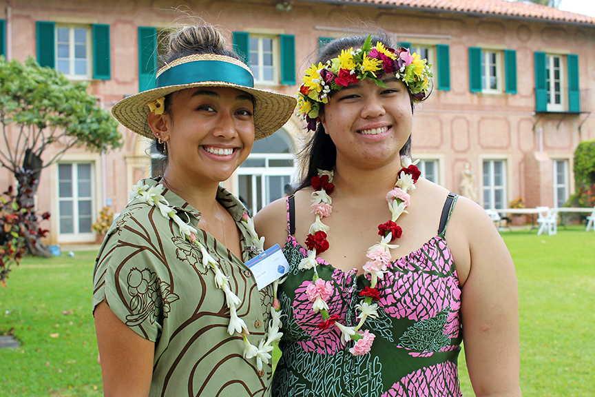Alum Makenna Kinsler '21 reunites with current Hawaiian Club President Olivia B.